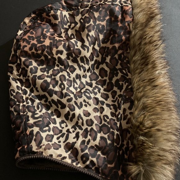 Women's Winter Puffer Vest with Detachable Hood - Picture 5 of 10